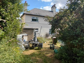 Rent Free: South facing large garden in Leeds
