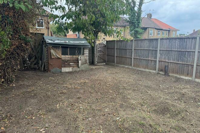 Sunny large garden in Feltham- access without going through house