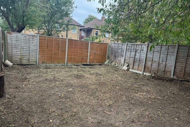 Sunny large garden in Feltham- access without going through house